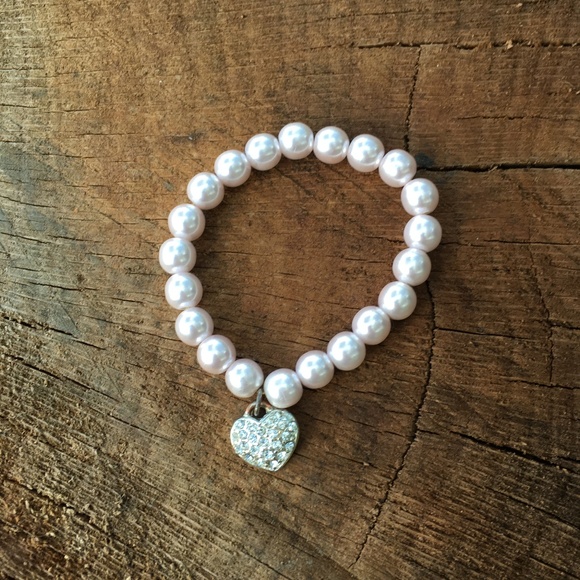 Artificial Pearls Bracelet with Heart Centerpiece - Picture 2 of 9